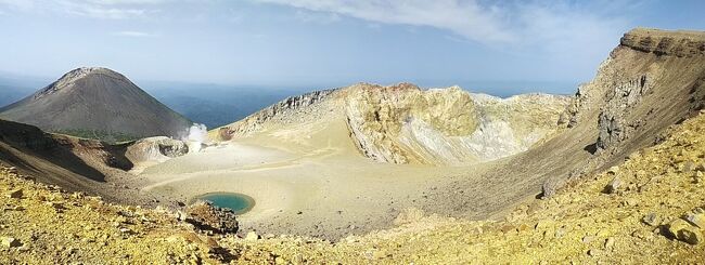 主に登山を目的として、関西から道東に向かいました。その①は阿寒エリアまでの行動を紹介します。<br />交通機関は関空から&#9992;便で女満別空港に向かい、そこからレンタカーで移動することにしました。<br />空港から登山口となるオンネトーまでの間に、道の駅あいおいがあり、立ち寄りました。夕方のため店舗は閉店してましたが、屋外は相生鉄道公園となっていて、廃線の駅舎と列車が展示されていた。<br />その後、オンネトー展望デッキに寄り、近くの登山口Pへ。<br />翌日は未明から阿寒富士、雌阿寒岳を登り、&#128665;で移動し更に雄阿寒岳にも登った。