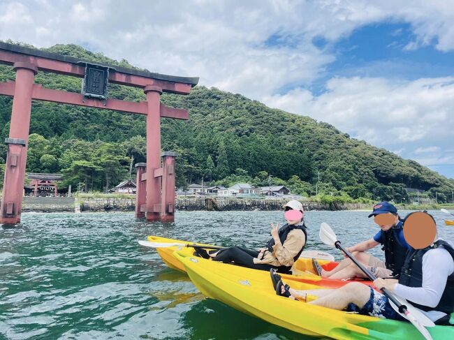 2023年7月の3連休の前半は琵琶湖の湖西で息子と一緒の家族旅行、後半は夫婦で初めての祇園祭を楽しみました。<br />1日目は厳島神社のように琵琶湖の中に大鳥居がある白鬚神社が目的地で、白ひげ浜水泳場・キャンプ場で白鬚神社参拝カヌーに参加して800mほど離れた大鳥居までカヌーで往復しました。その後は近江舞子にある宿泊先の琵琶レイクオーツカでまったりと。<br />2日目は京都大学吉田キャンパスの向かいにある関西日仏学館のパリ祭で昼食を食べて四条河原町で息子と別れました。<br />その後、夫婦二人で四条通を西に進んで四条通にある祇園祭の山鉾を見ながらホテルにチェックインして、その後、祇園祭の宵山と山鉾巡行を堪能。<br />わたくしは関西に来て35年以上になりますが、祇園祭は人出が多くて近づくべき所ではないと思っていましたが、今回の旅行で祇園祭がどんな祭りなのか少しだけ分かった感じがします。<br /><br />その１は、電車を乗り継いで近江高島に到着した所からスタート<br />