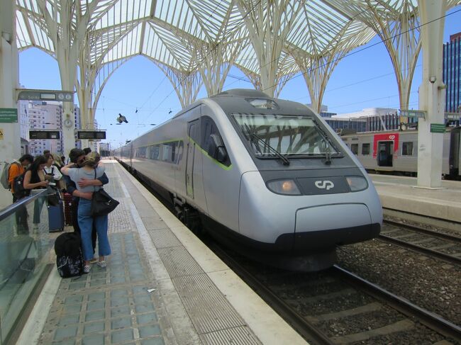 丸3日間リスボン滞在を楽しんで、旅行5日目の今日はリスボンから中部コインブラへ向かいます。ポルトガルは鉄道を使った南北移動が便利で、北はポルトから中部コインブラ、首都リスボン、南部ファロなどを多くの列車が結んでいます。アルファ・ペンデュラールはポルトガル国鉄の看板特急、最高速度は時速220km。自動車で有名なフィアット製というのもマニア心をくすぐりますね。<br /><br />リスボンからポルトまでは約2時間、あっという間の鉄道の旅です。<br /><br />【今回の行程】<br />○7月6日（木）：パリ→（航空機）リスボン<br />○7月7日（金）：リスボン・ベレン地区街歩き<br />○7月8日（土）：リスボン・旧市街街歩き<br />○7月9日（日）：カスカイス、ロカ岬<br />●7月10日（月）：リスボン→（鉄道）コインブラ<br />○7月11日（火）：コインブラ市内街歩き<br />○7月12日（水）：コインブラ市内街歩き<br />○7月13日（木）：コインブラ→（鉄道）ポルト<br />○7月14日（金）：ポルト市内街歩き<br />○7月15日（土）：ポルト市内街歩き<br />○7月16日（日）：ポルト市内街歩き<br />○7月17日（月）：ポルト→（航空機）パリ<br /><br />【7月10日】<br />総移動距離228.1km（鉄道226km、徒歩2.1km）<br />総歩数6887歩