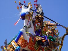 黒崎祇園山笠～昼の人形山笠はド派手なデフォルメが強烈なインパクト。夜は電飾が灯されて、上下の運動に回転の曳き回し。二つの顔があって勇壮です～