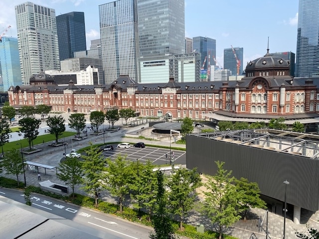 平日の昼間に丸の内から皇居、大手町周辺を散策しました。5月のとても良いお天気の下、気持ちよく散策する事が出来ました。特に印象に残ったのは、丸の内仲通りの雰囲気が、以前(十数年前)に訪れた時と比較して、緑が増え、有名なブランドショップがあるなど、何となくお洒落な空間へと大きく雰囲気が変わった事です。また、東京駅周辺も雰囲気が変わり、周囲の商業ビル(新丸ビル)、JPタワーなどにも立ち寄り、とても楽しい時間を過ごす事が出来ました。