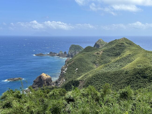 トカラ列島7島巡りツアー、各々の島の観光時間は1時間ちょい。<br />次から次へと島を巡ります。<br />4島目は平島。<br />平島っても、全く平ではありません。<br /><br />【ツアースケジュール】<br />7月7日（金）　鹿児島発（フェリー泊）<br />7月8日（土）　口之島→中之島→諏訪之瀬島→平島→悪石島（フェリー泊）<br />7月9日（日）　子宝島→宝島→奄美大島