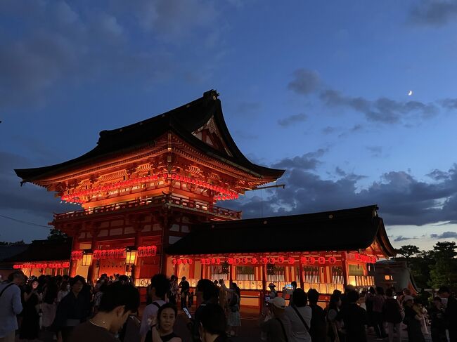大阪支店の同僚から貴船の川床でのお誘いを受け、祇園祭真っ最中の真夏の京都へ行ってきました。<br /><br />せっかく行くのであればイベントが無いかな~?と調べたところ、伏見稲荷でもお祭りがあるので行ってみました。<br /><br />暑いことを覚悟の上で行った京都ですがやっぱり暑かった。ワシャワシャと鳴いているクマゼミの声も暑さに拍車をかけている気がします。<br /><br />表紙はライトアップされた伏見稲荷大社の楼門