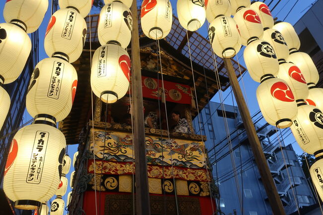 ４年ぶりに通常開催となった祇園祭。宵山と山鉾巡行を見に、夏の京都へ行ってきました。初日は山鉾を巡り厄除けの粽を買い、お囃子を聴きながら宵山を散策。翌日の山鉾巡行は、くじ改め所で鑑賞しました。<br />(ルート)<br />　１日目、両足院で座禅体験、山鉾を巡りちまきを購入、宵山を散策<br />　２日目、山鉾巡行を鑑賞、貴船を散策、夜はおばんざい<br />(宿泊)<br />　Ｋ&#39;ｓハウス・京都