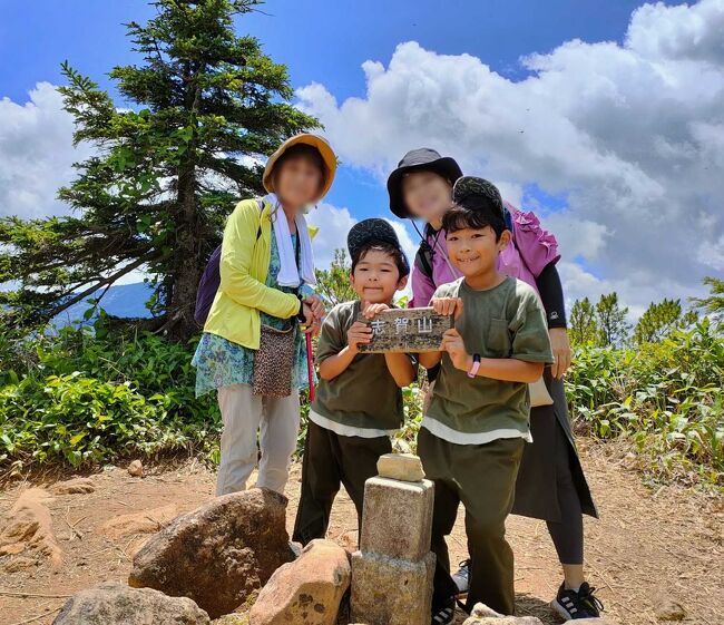 7月海の日の3連休を草津で過ごし、やっと3日目に雨が上がって快晴になったので志賀高原に車を飛ばして、孫達と志賀山（2035m）登山と四十八池めぐりのハイキングを楽しみました。今年5月の箱根金時山に次いでの登山になりますが、孫達（小１年生、３年生）は格段の成長を見せて、爺婆には先行して足場の注意をしていました。硯川から志賀山、裏志賀山を登って、無事に四十八池に下山して、初夏の自然を満喫しました。草津温泉には午後３時には戻ってプール・温泉で体を癒し、夕食後に帰路へ着きました。<br /><br />［行程］<br />草津温泉（８:30）→志賀草津ライン（292号線）→硯川（9:30）登山口→渋池（10:00）→志賀山分岐点→志賀山頂上（11:20）→裏志賀山（12:00）昼飯→四十八池（12:50）→渋池（13:40）→硯川（14:00）→草津温泉（14:50)<br /><br />尚、四十八池は２０２３年８月中旬から１０月中旬の期間に木道工事のために木道が通れずに、迂回路になっています。8/27（日）に再度訪問した時は、休工中（日曜日？）で通れましたが、木道はかなり朽ちています。ご注意ください。