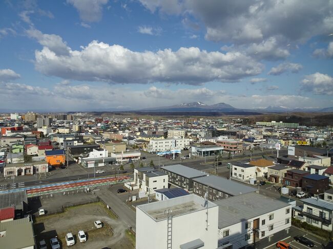 ｓｕｋｅｃｏ夫婦とｓｕｋｅｃｏ両親で北海道へ行ってきました。旅行というよりは法事がメインなので、観光したという感じはありませんが、美味しいものをたっぷり食べて、大好きなふるさとを満喫してきました。やっぱり北海道は何度行ってもいいですねー（笑）。この旅行記はｓｕｋｅｃｏ家族の備忘録なので、参考になるような情報はないと思いますが、よろしければお付き合い下さい。今回は「道の駅めぐり＆新苫小牧プリンスホテル 和～なごみ～に宿泊！」編です。<br /><br />＜交通手段＞<br />　　飛行機　羽田空港＝新千歳空港　JAL<br /><br />＜ホテル＞<br />　　１日目　緑の風リゾート きたゆざわ<br />　　２日目　新苫小牧プリンスホテル　和～なごみ～<br /><br />＜スケジュール＞<br />　　１日目　JALで新千歳空港へ、洞爺湖へ、「レストラン望羊蹄」でランチ、「緑の風リゾート きたゆざわ」へ、ホテルでディナービュッフェ<br />　　２日目　ホテルで朝食、道の駅そうべつ情報館、道の駅だて歴史の杜、道の駅みたら室蘭へ、「新苫小牧プリンスホテル　和～なごみ～」へ、「焼鳥とんとん」でディナー<br />　　３日目　ホテルで朝食、新千歳空港でお買い物、JALで羽田空港へ