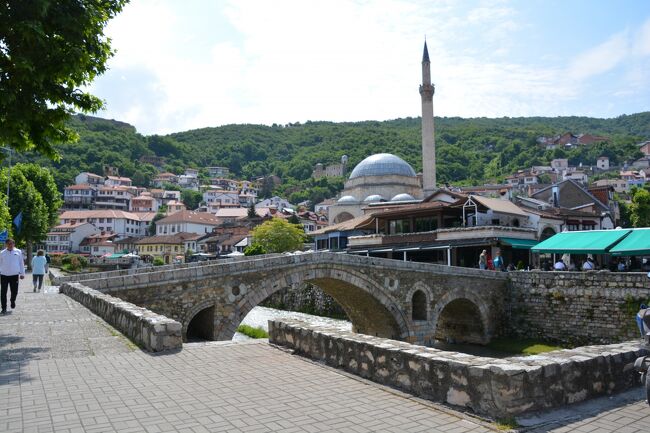 コソボ共和国<br /><br />人口・・・・１８５万人<br />　　　　　　アルバニア人が９２%、セルビア人５%、ロマやトルコ人他３％　<br />言語・・・・アルバニア語<br />　　　　　　公用語はアルバニア語とセルビア語<br />面積・・・・岐阜県と同じくらい<br />首都・・・・プリシュティ－ナ<br />国家承認・・日米英独仏等１１３か国、非承認はセルビア・露・中・西・<br />　　　　　　印・南ア・伯・ウクライナ等・・ウクライナが入っているのは<br />　　　　　　仕方ないとして誰かが仕掛けた戦争（仕掛け人は特別軍事作戦　　　　　　　　<br />　　　　　　とか称してます）の是認国と非承認が共通してますネ　　<br /><br />コソボ紛争を極々簡単に言うと、１９９０年頃になるとユーゴスラビアの解体で旧ユーゴスラビアの一部であったコソボは独立を奉じセルビア（旧ユーゴの主体・主軸であった）と対立し内戦に発展していったのがコソボ紛争だが、どう贔屓目に見てもセルビアの専横だしコソボ（イコイ－ル、アルバニア）側に理がある　　<br /><br />今もセルビアはコソボを自国の（一自治州）としている
