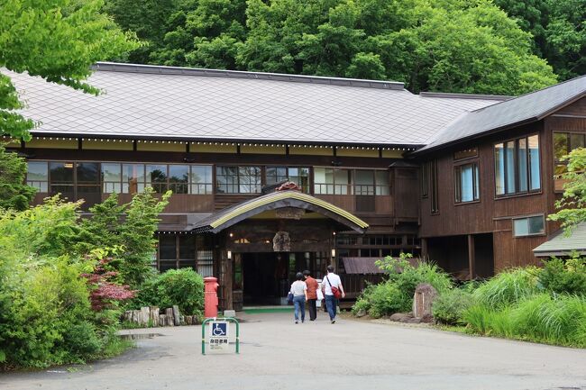 蔦温泉旅館(つたおんせんりょかん）は開湯１０００年、源泉の上に湯船を作っているので足元からぶくぶくと湯が沸いてくる。八甲田山山麓にある１軒宿。<br />青森空港からタクシーに乗り八甲田山に向かっていくと頂上近くに酸ケ湯温泉があり、山を降りると蔦温泉に着く。<br />今回は蔦温泉を一旦通過して奥入瀬渓流まで走り、奥入瀬渓流を散策した後、蔦温泉に戻り、泊まることにした。<br />蔦温泉は私好みの秘湯の雰囲気です。おそらく経営者が次々と変わってるものと思われ、古い温泉宿の香りを残しながら今風の居心地のいい温泉旅館に変わってきてる様子です。トイレ洗面が共同でエアコンもない昔の湯治場といった部屋も残されていますが、１戸建て離れの豪華客室まであり、宿泊客のニーズを敏感に取り入れてる印象です。<br />明治の文豪、大町桂月ゆかりの宿だったようで大町桂月資料館があります。<br />吉田拓郎の歌「旅の宿」はどうやらこの宿で生まれたらしい。<br />令和４年に亡くなったアントニオ猪木さんとの交流があったようで、アントニオ猪木の墓もありました。<br />何はともあれ温泉は最高です。<br /><br />１泊2日の今回の旅行は奥入瀬渓流、蔦温泉、酸ケ湯温泉の旅でもアップしています.https://4travel.jp/travelogue/11842086