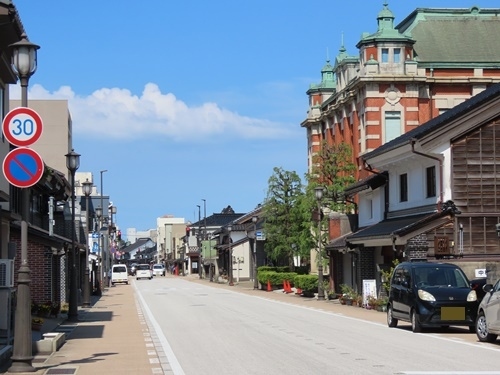 5年ぶり２度めの高岡訪問。今回は国宝・瑞龍寺と３か所の重伝建をレンタサイクル（アンド万葉線）を駆使して超駆け足散策。月曜日の午後、観光客の姿はほぼ見かけず、とても不安になりました。落ち着いた伝統の町並に一般観光客は魅力を感じていないのでしょうか。それともただ知られてないだけ？<br />考えさせられました。<br />がんばれ北陸、がんばれ地方都市、です。<br />【トビラ画像】山町筋、旧富山銀行本店前