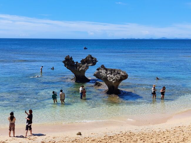 今年はめちゃくちゃ暑いので水と戯れたい！島に行きたい！<br /><br />てことで、娘の夏休み突入と同時に家族で沖縄へ。<br /><br />3泊4日日程ですが航空券はマイルで購入したので中2日しか遊べず、伊計島の伊計ビーチと美ら海＆ハートロックに行ったら、結果今まで攻めたことなかった本島周辺離島8島を巡ったドライブ旅行となりました。<br /><br />全日好天で最高の沖縄の姿が見れ、家族全員大満足でございました。<br /><br /><br /><br /><br />【日程】<br />7/22　羽田→福岡→那覇<br />7/23　伊計ビーチ<br />7/24　美ら海水族館＆ハートロック<br />7/25　那覇→福岡→羽田<br /><br /><br />