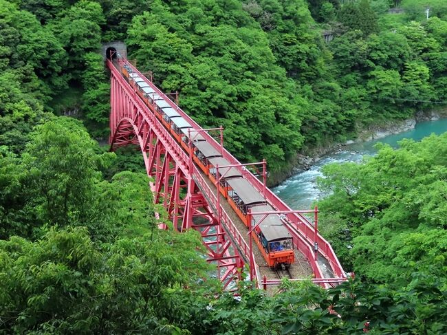 今回も鉄道でつながる複数エリアの旅にさまざまなテーマを絡めたスタイルです。「旅行記」としての投稿なのでエリアごとの投稿としました。第一弾は黒部峡谷鉄道。正直、詰め込みすぎの旅なので、ここだけ次回にまわそうか直前まで迷いました。富山発で強引に始発で向かおうとしていたものの、午前９時近くまで現地は雨。出発を当初予定より２時間遅くして、なんとか晴れ間に「新山彦橋」からのトロッコ列車を撮ることができました。ただ残念ながら安全策を意識したことで、宇奈月出発列車と到着列車で撮影位置が逆になってしまいました。<br />【トビラ画像＝山彦展望台からの新山彦橋】