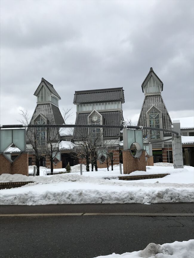 今日の最終目的地　<br />雪深い越後の城下町　高田　<br /><br />駅舎が和洋折衷の独特なデザイン<br />雪の多い地域らしく　屋根の勾配がきつい。<br />左右の塔のような櫓<br />大きな窓はステンドグラス<br /><br /><br /><br /><br /><br />