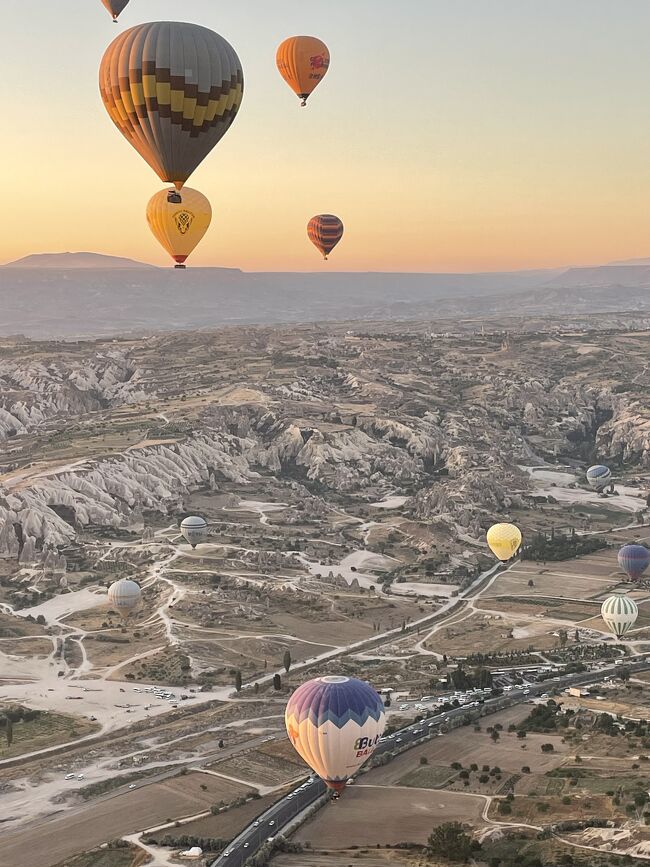 往復：「シンガポール航空」ビジネスクラス　シンガポールからの往復<br />宿泊：カッパドキア「Doors Of Cappadocia Hotel」２泊<br />　　　イスタンブール「Hotel The Pera Hill」１泊<br />　　　サントリーニ島「Ilivatos」２泊<br />　　　アテネ「A for Athens」３泊<br />　　　イスタンブール「DoubleTree by Hilton Istanbul - Sirkeci」３泊<br />