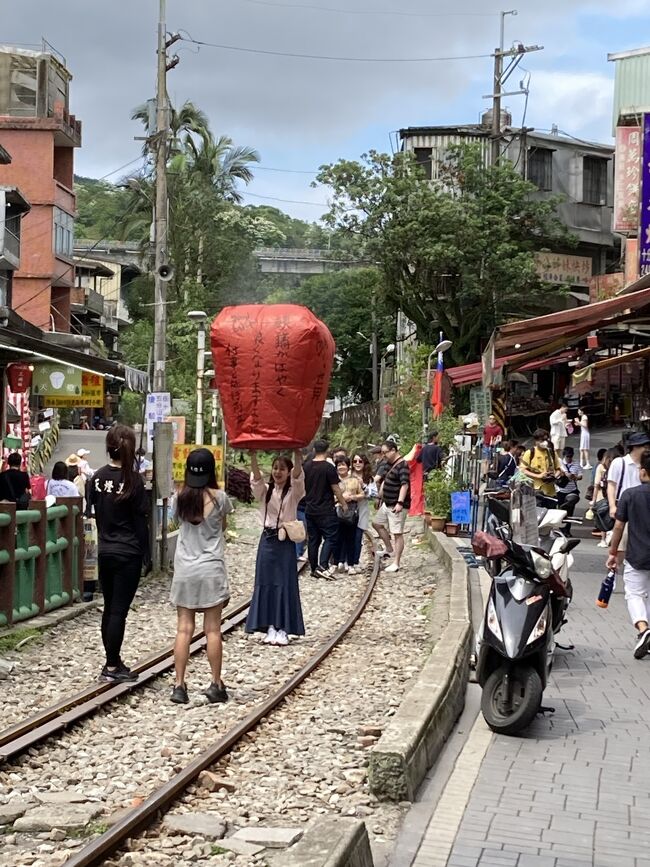 コロナ明けで3年7月ぶりに台北にやって来ました。台北3日目は、ランタン上げで有名な十份へ台鉄で瑞芳まで行き平渓線に乗換て電車で行きます。目的のランタン上げを行なった後は十份瀑布でマイナスイオンを感じました。お昼はカレー鶏飯を頂きました。