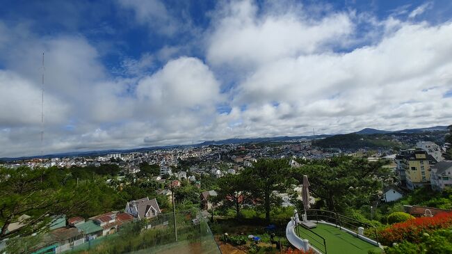 ホーチミンに住み始めて50日、ちょっと遠出しようとダラットの「ランビエン山」をメインに旅してきました