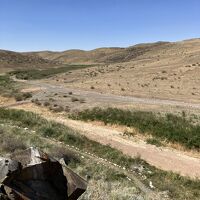 D-2-1】天山山脈と延々と続くステップとタムガリ遺跡