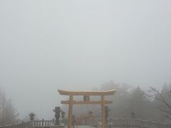 天空の鳥居の向こうは雲　秋葉山本宮秋葉神社