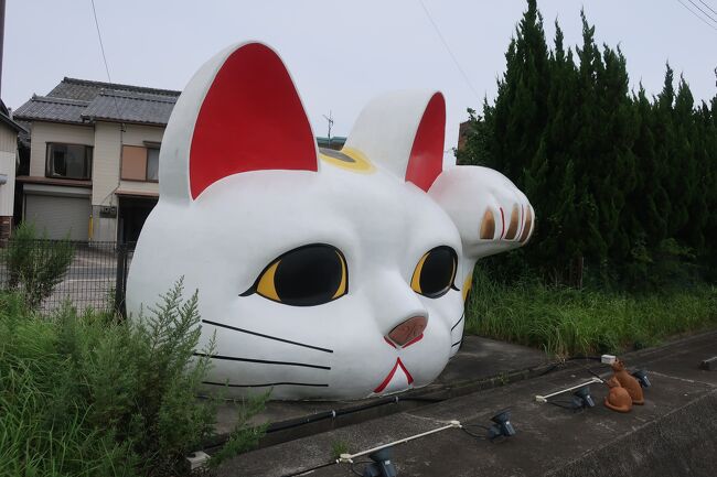 2023年7月12日～14日の2泊3日で、岐阜と愛知に行ってきました。梅雨前線の影響で各地で激しく雨が降っていたのですが、幸い強い雨に降られることもなく、楽しい散策ができました。<br />旅行記その３は旅行最終日、岐阜を離れて愛知県常滑市を散策します。常滑といえば焼き物です。町中あちこちに陶芸のオブジェが飾ってあったり、窯の煙突が建っていたり、独特の風景を楽しめました。