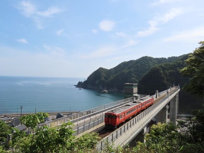 2020年5月の旅で濃霧のためにさっぱりだった餘部橋梁。3年ぶりのリベンジとなりました。ほぼほぼ同時期だったので時間に余裕を持たせるため、豊岡を始発で出発。本数が少なく待機中に「通過」したのはお決まりのタラコ色キハ47=上り1編成のみでしたが、きれいに撮れて大満足でした。この時間帯、駅上の小さな展望スペースにも誰もおらず独占でした。