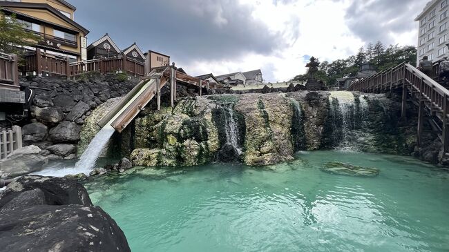 　全国が厳しい猛暑の中、草津温泉でのんびりしてきました。草津は涼しいと思いましたが、さすがに猛暑というほどではないものの、少し蒸しており生暖かい感じでした。<br />　前回の草津訪問と同じく、今回もホテル櫻井に宿泊。前回泊まって良かったので再訪しました。ホテルの格式が高く、スタッフの方の温かい応対が素晴らしいです。温泉も2種類の源泉を掛け流しにしてあり、さすが泉質主義を謳っているだけあります。露天風呂は湯の花が浮き、少し白濁した硫黄泉でした。<br />　食事はビュッフェで多くの種類があり満足できました。ただ、オールインクルーシブやセミオーダーなど個性的な特徴を出すホテルが出てきている中で、今後は少し特徴を出していくとさらに良いだろうなと思いました。<br />　広大で豪華なロビーはホテルの格式を物語っており、間違いなく草津の中では一流ホテルであると感じました。<br />　湯畑までは行くには坂がありますが、無料シャトルバスがあるので楽に散策できるのも良かったです。湯畑や西の河原公園をぶらりと見て歩きました。