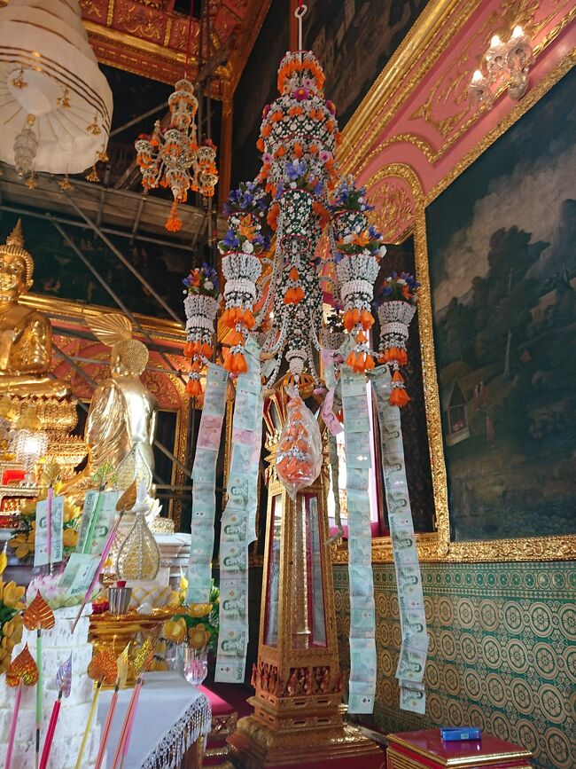 ラマ１０世になってから、王様の誕生日の休日が７月２８日になりました。<br />そして、タイの国教は仏教で、三宝節＝マカブチャーと<br />雨安居＝カオパンサーが６～７月の満月に来るのと、<br />ラマ１０世のお母様皇太后の誕生日が８月１２日だったりで、<br />タイはこの時期もソンクランに負けず劣らず、結構連休です。<br />　今年は「７月３１日月曜日は公務員は休みにします！」などと<br />タイ政府が発表したので、７月２８日から８月２日までの６連休になりました。<br />　そんで、仏教徒なタイ国民は皆様いそいそとあちこちのお寺にお参りに行きます。<br />　雨安居の時期は新芽が出てくる季節なので、僧侶が托鉢で出歩くと新芽を<br />踏み潰して殺生をしてしまう！だから僧院にこもる！となるシステムです。<br />なので、僧院にこもる僧侶のために昔から、信者はお寺に黄色のろうそくを<br />お供えしに行くのです。<br />　先月はアユタヤで豪華だけで、熱中症で死にかける、ということになったので、無難に行ったことのある、でも観光した気分になれるところ、で<br />クレット島に行くことにしました。<br />　バンコクに１５年在住だけども、タイ語があまりできなくて、方向音痴、<br />一人で行くの怖い！な女友達も誘います。<br />　前回は彼女とピカチュウ寺と辺鄙な水上マーケットに行ったのでした。