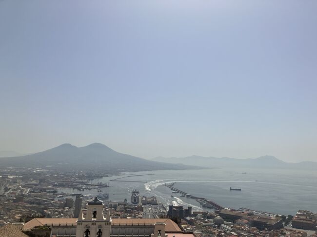 イタリア4日目も猛暑の中、早起きして、ローマからナポリへ移動。<br />イタロはとても快適で、あっという間にナポリに到着。<br />メトロの1日券を購入して、ナポリの老舗カフェまで。<br />カフェとババを食べた後は、フラクニーレに乗って、山の上へ。<br />ナポリを見て死ねの景色を堪能。<br />ランチにはピッツェリアでナポリピザを食べて、空腹を満たしました。<br />その後は、照り続ける太陽とのたたかいで、教会ですずんだり、グラニータを食べたり。<br />ナポリの下町を散歩してローマに帰りました。<br />夜ごはんはローマのラーニョドーロで。<br />おいしい、フリッタとプロセッコなどをいただいて、イタリアの最後の晩餐。