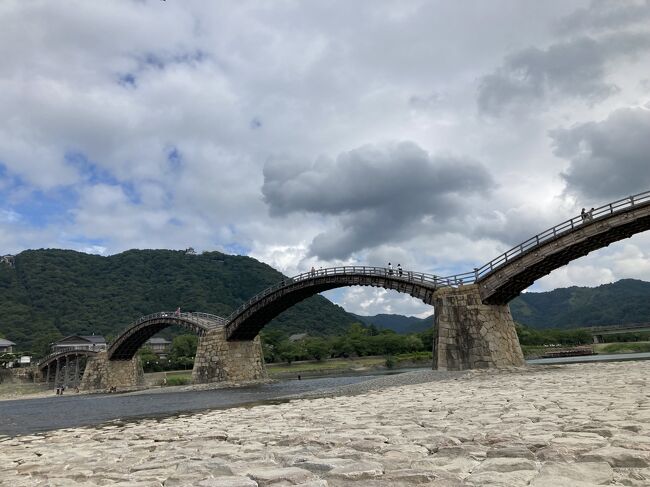 　広島市内からレンタカーを借りて、やってきました山口県岩国市。錦帯橋をどうしても見てみたくて。ところがものすごい暑い。子供たちは、錦帯橋より川遊び。40分くらい川から出てきませんでした( ´艸｀)<br /><br />　セット売りしている岩国城へのロープウェイや岩国城へも訪れました。すばらしい眺めに感動。のんびりとした雰囲気の岩国、とても気に入りました。