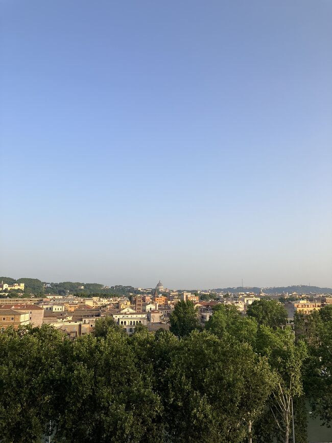 イタリア最終日。<br />この日は早起きして、朝のローマを散歩。<br />6時10分テルミニ駅発のメトロに乗って、チルコマッシモ駅へ。<br />目指すは真実の口。<br />外から古代のマンホール、真実の口を見て、さらに散歩。<br />アランチ庭園でローマの眺めを堪能。<br />朝ごはんはロッショーリカフェでカプチーノとマリトッツォ。<br />そこからカンポディフィオーリの朝市をのぞいて、サンタンジェロ橋を渡り、カストローニで買い物。<br />最後にテルミニ駅のポンピでティラミスを買って、ホテルで休憩。<br />11時にチェックアウトして、テルミニ駅から空港へ電車で向かう。<br />空港で免税手続きをして、飛行機を待つ。<br />最後にエスプレッソを飲んで、帰路。