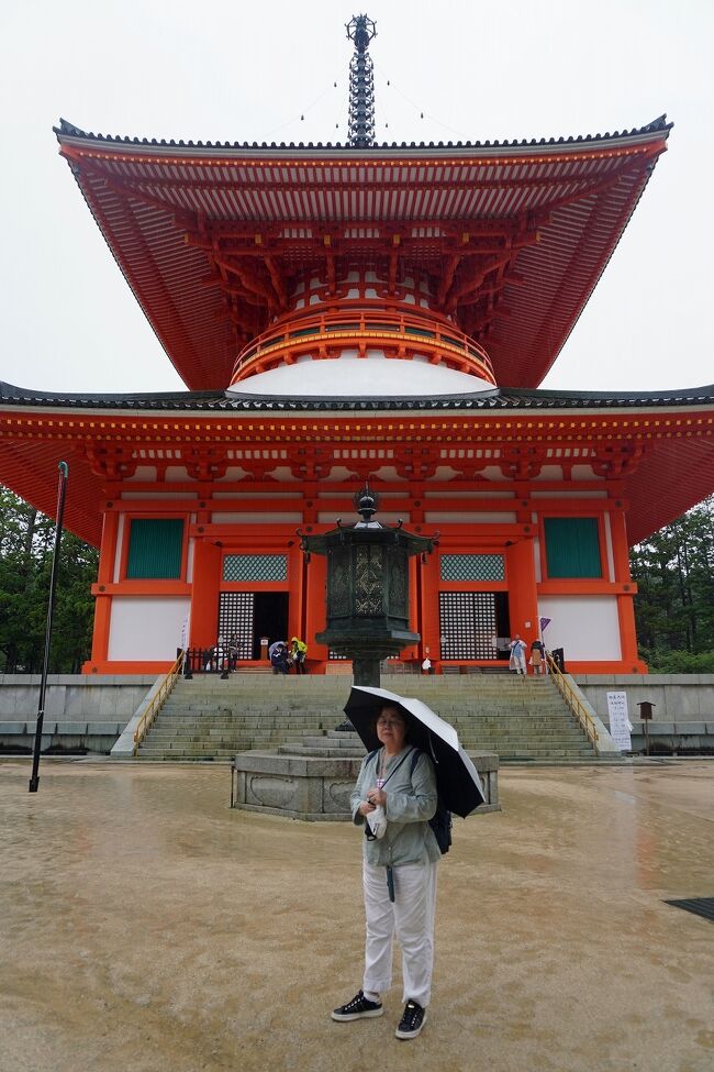 昨年の4月に続いて2度目の「高野山」の参拝は弘法大師空海の生誕1250年という記念の年でした。「奥の院」を参拝した後はバスで「金剛峯寺」へ移動します。本来は歩いての移動でしたが、土砂降りの雨で歩くのもままなりません。参道から境内に入りますが、さらに雨は強くなってきます。その雨よりもこの荒天のおかげで近隣からの参拝者が少なくて空いているのがありがたかったです。昨年参拝できなかった「金剛峯寺」はどうしても参拝したかったので今回のツアーでも絶対に来たい場所でした。さらに次に行った「壇上伽藍」も前回は夜の散策だけだったので「金堂」にも「根本大塔」の内陣にも入ることは出来ませんでした。それが今回叶えられ大満足でした。還暦を過ぎての2年間に2度「高野山」へ参拝することが出来て、ようやく弘法大師とのご縁を感じることが出来ました。ここですべての予定が終わり、走ってきた道を「関西国際空港」まで戻ります。ここで声が濱田マリの添乗員さんともお別れです。彼女からはダイヤモンド・プリンセスについていろいろ情報もいただけたのでありがたかったです。関空から羽田空港への便は最終便だったので、空港で過ごす時間がかなりありました。せっかくの大阪なので「ぼてじゅう」で美味しいねぎ焼きとお好み焼きと生ビールをいただいて、ほろ酔い気分で旅を終えました。