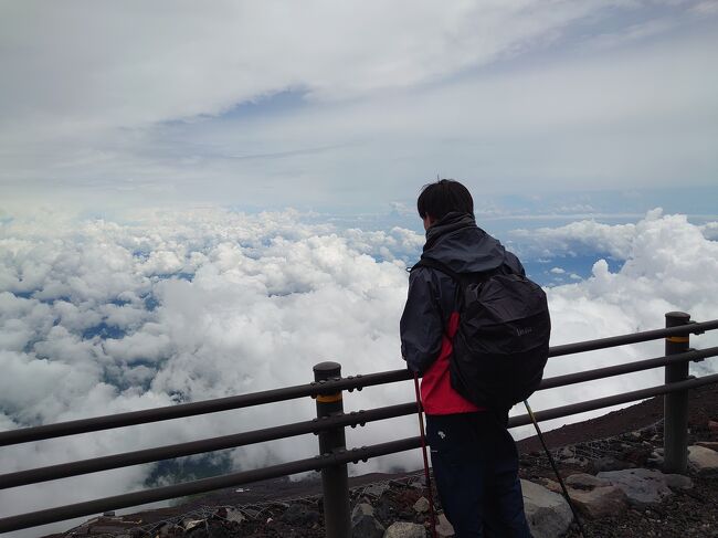 前回富士山に登ったのは息子が小4年の時で7年前。<br />高山病になってしまって山頂のことを覚えてないとのこと。<br />高校生になった息子のリベンジと母の山頂の御朱印もらうために母4回目の富士登山です。<br /><br />息子の高山病予防のために色々スケジュールを考えました。<br /><br />前日入り5合目宿泊。一晩高所順応。<br />朝3時半に5合目スタート。<br />7合目でご来光予定。<br />お昼ごろ山頂。（御朱印帳と御朱印をいただく）<br />下山して17時の新宿行のバスで帰宅。<br /><br />