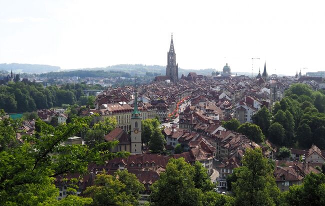 スイス一人旅。一番心配だったのが「熊」<br />スイスに熊はいないと言われましたが、首都ベルンの語源は「熊」(¬_¬)<br />熊鈴も持っていきましたが、一度も熊注意の看板は見かけなかったな。<br /><br />ベルンの熊公園にいるのでは?確認しに行ってみよう<br /><br /><br />