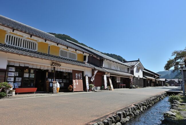 2022年秋の週末、１泊２日で福井県の西部・若狭地方を巡る旅へ。<br />旅の２日目の最後に、ここ若狭に残る２つの昔ながらの町並みを歩いてみることに。<br /><br />まず訪れた滋賀県との県境に近い「熊川宿」は、若狭と京都とを結ぶ通称「鯖街道」の要衝として栄えた宿場町で、約1.1キロにわたる町並みの中心にあたる「中ノ町」には、石積みの水路を引いた街道の宿場ならではの景色が残されています。<br />また、城下町・小浜の市街地の西側に位置する「小浜西組」は、街道沿いの商家町及び茶屋町として栄えたエリアで、特に「三丁目」と呼ばれる茶屋町には、今も細い街路に沿って町並みが続き、趣向を凝らした当時の料亭なども残されています。<br /><br />今回の旅は１泊２日と限られた時間でしたが、若狭エリアの城跡・寺社仏閣そして昔ながらの町並みといったスポットを巡り、その豊かな歴史・文化を直接見ることができ、改めて文化財の宝庫なんだな～と実感しました。<br /><br /><br />〔大陸からの海の玄関口にして文化財の宝庫・若狭路をゆく（2022年10月）〕<br />●１日目①：氣比神宮（一之宮）／気比の松原（日本三大松原）<br />　https://4travel.jp/travelogue/11854953<br />●１日目②：佐柿国吉城（続日本100名城）／三方五湖<br />　https://4travel.jp/travelogue/11839491<br />●１日目③＆２日目①：松永六感・藤屋ステイ／明通寺（国宝建造物）<br />　https://4travel.jp/travelogue/11837799<br />●２日目②：神宮寺／若狭彦・若狭姫神社（一之宮）<br />　https://4travel.jp/travelogue/11842706<br />●２日目③：熊川宿／小浜西組（重伝建地区）【この旅行記】<br /><br />〔昔ながらの町並み（重要伝統的建造物群保存地区）を歩く（北陸・近畿エリア）〕<br />●坂本（門前町／滋賀県大津市）：https://4travel.jp/travelogue/11704303<br />●伊根浦（漁村集落／京都府伊根町）：https://4travel.jp/travelogue/11766916