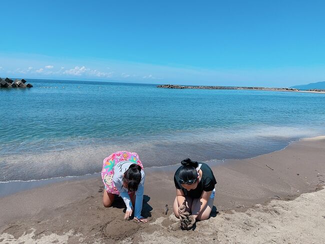 ずーっと気になってたJR東日本の「どこかにビューーン！」JREポイント往復6,000ポイントで候補地4つの駅のどこかに行けますよというもの。<br />JALの「どこかにマイル」に酷似してますが、それもそのはず。このシステムを作っている大元の研究所が同じだからなんだそう。<br /><br />これをしたいが為に、我が家の女3人のマイナポイントはJREポイントに交換していました。<br />しかし東日本は豪雪地帯も多く、冬は身動きが難しくなるため夏まで温存していました。<br /><br />どこかにマイルと違ってまだ利用者が少ないのか、発信されている方も少なくちょっと苦戦もしましたが。<br />結果オーライで楽しかったです♪<br /><br />発着地は東京駅。<br />日程と大体の到着時間帯と設定しガチャを回します。<br />何日もかけて練りに練った最終候補地は<br />【秋田・長岡・北上・高畠】<br />駅周辺に飲食店と宿泊施設がある駅に狙いを定めました。<br /><br />逆に、そこから大移動しなければならないような何もない駅は今回外しました。<br />具体的に外した駅は<br />【七戸十和田・二戸・いわて沼宮内・田沢湖・村山・大石田・くりこま高原・浦佐・飯山】<br />レンタカーを利用したり、ここにしかない魅力もあるかもしれませんが、今回は除外。<br /><br />それと、近過ぎる駅も勿体無いので外しました。<br />【那須塩原・安中榛名・上毛高原・佐久平・上田・軽井沢・長野】<br />お得感が薄れるので除外。<br /><br /><br />で、今回当たったのは新潟県の【長岡】でした！<br />4つの候補地の中で1番移動距離が短く、お得度は低めだした。<br />しかも、8月2日と3日はあの夕飯な長岡花火まつりの日だと後から知って…！！花火を見ずに帰るっていう珍しい観光客になってしまいました。笑<br /><br />前置きが長くなってしまいましだ、宜しければご覧ください。<br /><br />メンバー：ママ(自分)、長女(中1)、次女(小5)