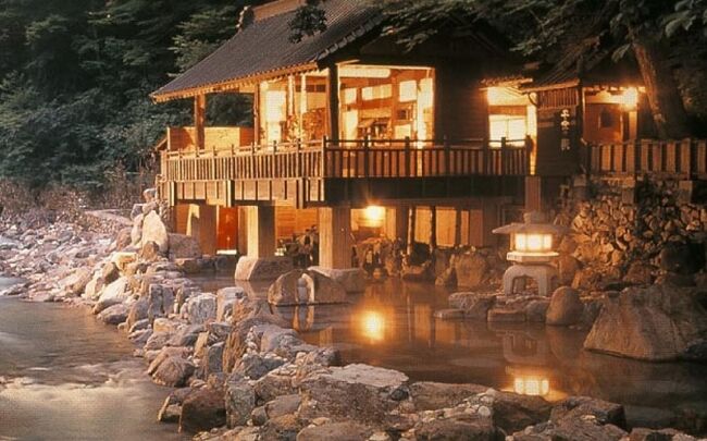 寶川温泉は、映画『テルマエ・ロマエⅡ』のロケ地にも使われ、世界的に有名な旅行ガイド「ロンリープラネット」が選ぶ「日本の温泉トップ10」で1位に選ばれ、ロイター配信「世界の10大温泉」でも6位に選ばれた群馬県秘境の温泉です。宝川温泉汪泉閣（日帰りは宝川山荘となります。）は、外国人観光客を中心に絶大な人気を集めている温泉で、江泉閣は100周年を迎えた老舗旅館。<br />宝川温泉には渓流沿いに広がる四つの露天風呂があり、そのうち三つが混浴、一つが女性専用となっています。総面積は470畳あり、とにかく広くて解放感があり、これぞ露天風呂！。<br /><br />混浴露天風呂入浴時には、『湯あみ着』を着て入れるので女性も安心。<br /><br />