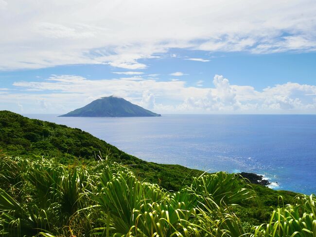 今年の夏は、以前から気になっていた伊豆諸島へ行くことにしました。<br />伊豆諸島のどこにしようか悩んだんですが、ある程度きちんとしたホテル（3人で泊まれてお部屋にバストイレがありつつホテルにも浴場がある…）があるのが面積の大きい伊豆大島か八丈島のようでした。<br />伊豆大島は以前、日帰りで行ったことがあるので今回は初めての八丈島に決定。<br />羽田から1時間足らずで行けるのも便利でした。<br /><br />八丈島は海があって、山があって、自然を眺めるのが好きな我が家にぴったり。<br />足腰に不安のある両親を連れて行きましたが、レンタカーでちょこちょこ動きまわって3日間、楽しんで来れました。<br /><br />★＜1日目＞<br />　羽田⇒八丈島<br />　底土海水浴場<br />　八丈富士ふれあい牧場<br />　南原千畳岩海岸<br />　大越鼻灯台<br />　リードパークリゾート八丈島<br /><br />＜2日目＞<br />　裏見ケ滝<br />　足湯きらめき<br />　歴史民俗資料館<br />　リードパークリゾート八丈島<br /><br />＜3日目＞<br />　八丈植物公園<br />　八丈島⇒羽田