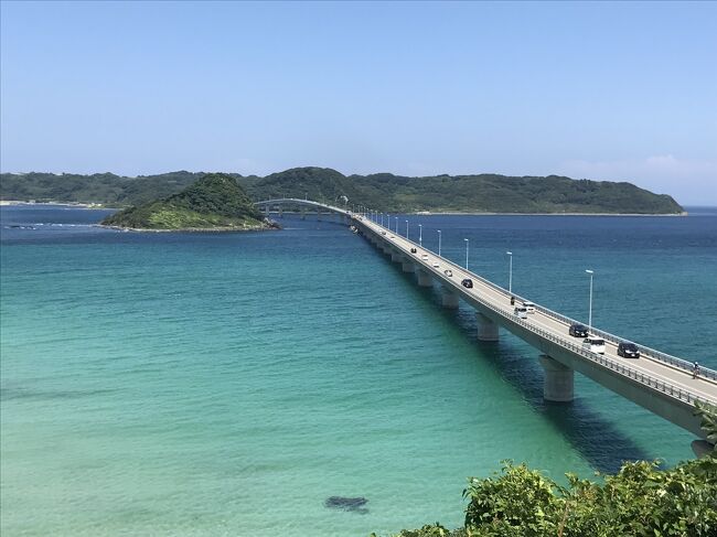 数十年前に中学校の修学旅行で訪れたのは、広島市、錦帯橋のある岩国～萩・津和野・青海島などのある山口県北部～下関に至り、関門トンネルを通って芋の席から瀬戸内海をフェリーに乗って京都に戻るコースだった。<br /><br />今回の二泊三日の旅では、中学校の修学旅行で訪問した観光地等の一部（萩や、青海島、秋吉台）を再訪するとともに、昨今話題になっている元乃隅神社や角島（角島大橋）などをレンタカーで訪問する旅を計画し、ちょっとハードかなと思うような行程を組んで出かけた。<br /><br />時間的にややタイトだったのと、初日はやや雲も多く、特に午後からは雨が降ったりもしたが暑さだけは半端ではなく、二日目、三日目はさらに天気が回復し、快晴になったのは良かったが、さらに暑さが増して酷暑極まりなく、どっぷりと疲れてしまい、ゆったり観光を楽しむ余裕を持つまでには至らなかったのと、久々のゆったりとした旅館をとったのに、まったりとした時間を過ごすまでの余裕が持てず、若干悔やまれる側面もあった。<br /><br />一方、テレビや写真で見たりして訪問することを楽しみいしていた観光地で美しい景色などをたくさん見物するとともに、半世紀前の修学旅行で訪れた地を再び訪問することができ、喜びも一入だった。