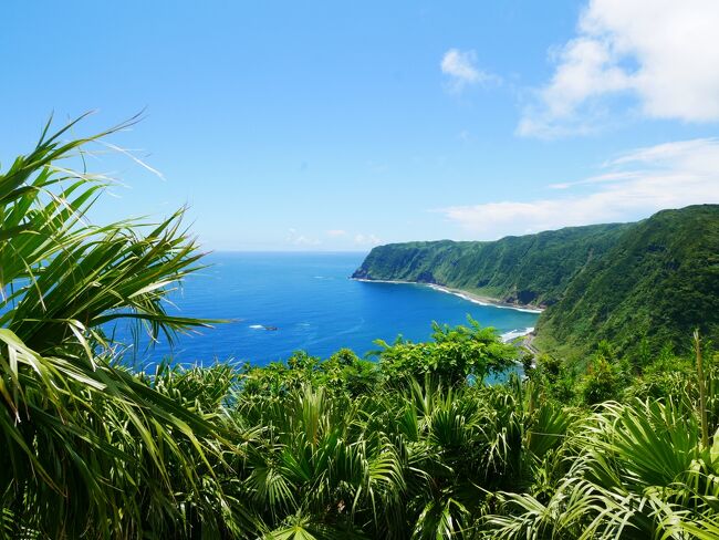 今年の夏は、以前から気になっていた伊豆諸島へ行くことにしました。<br />八丈島は海があって、山があって、自然を眺めるのが好きな我が家にぴったり。<br />足腰に不安のある両親を連れて行きましたが、レンタカーでちょこちょこ動きまわって3日間、楽しんで来れました。<br /><br />＜1日目＞<br />　羽田⇒八丈島<br />　底土海水浴場<br />　八丈富士ふれあい牧場<br />　南原千畳岩海岸<br />　リードパークリゾート八丈島<br /><br />★＜2日目＞<br />　大里の玉石垣<br />　大坂トンネル展望台<br />　裏見ケ滝<br />　足湯きらめき<br />　名古の展望台<br />　歴史民俗資料館<br />　底土海水浴場<br />　リードパークリゾート八丈島<br /><br />＜3日目＞<br />　八丈植物公園<br />　八丈島⇒羽田