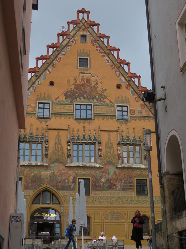 2023年5月2日（火）Ulm　ウルムのRathaus 市庁舎は必見です♪<br />※ウルム市庁舎は、ファサードの壁画や天文時計など、ウルムで最も飛びぬけてすぐれた建築物のひとつのようです。複雑な建築の歴史（3つの異なる部分から成る）は14世紀に始まったそうです。現在の姿は、基本的にルネッサンス初期に遡るようです。ウルム市庁舎の最も古い部分は、現在の市庁舎北翼の辺りにあった建物（後に取り壊された）だったようです。1357年には「ゲヴァントハウス」、1362年には「カウフハウス」と呼ばれていたそうです。鉄と塩に加え、織物、特にバルチェントがこの頃のウルムにおける交易の中心だったようです1369年には、馬具商もウルムで商品を販売する権利を与えられたそうです。南側のファサードのオリジナルの絵画は保存されていませんでした。 歴史主義をテーマにした壁画が 1905 年までそこに設置されていましたようです。 南側の切妻にはウルムからの箱が描かれているようで、その上にはウルムが貿易した都市や国の紋章が描かれています。 下のエリアには、1376 年に包囲側皇帝カール 4 世の軍営地からの略奪から勝利したウルマーが帰還する様子が描かれています。表紙のフォトが南側となります。<br /><br />&lt;旅行日程＞<br />0426 羽田国際空港→Mainz<br />0427 Mainz→Metzingen(Wurtt) →Dettingen → Bad Urach→<br />　　　　Tubingen←▲NG DB遅延で行けず、Mainz　マインツに戻る<br />0428　Mainz→Ladenburg→Weinheim→Heppenheim ←▲NG DB遅延<br />0429　Mainz→Rudesheim(Rhein)→Alsheim<br />0430　Mainz→Munchen　移動<br />0501 Munchen →Starnberg→Tutzing→Murnau→Weilheim→Munchen<br />★0502 Munchen →Gunzburg→Ulm→Giengen<br />0503　Munchen→ Freising<br />0504　Munchen →Hannover　移動<br />0505　Hannover →Lübeck→Hamburg<br />0506 Hannover →Bad Sooden-Allendorf　→Hann Münden→Witzenhausen Nord<br />0507 Hannover →Wernigerode→Quedlinburg→Goslar<br />0508　Hannover →Rinteln→Hameln→Hildesheim→Elze(Han)<br />0509　Hannover →Paderborn→Höxter→Holzminden<br />0510　Hannover →Mainz→Bachrach　移動<br />0511　Mainz→Cochem→Koblenz<br />0512 Mainz→Bad Wimpfen→Heidelberg<br />0513　Mainz→Köln<br />0514　Mainz→Limburg→Idstein<br />0515　Mainz<br />
