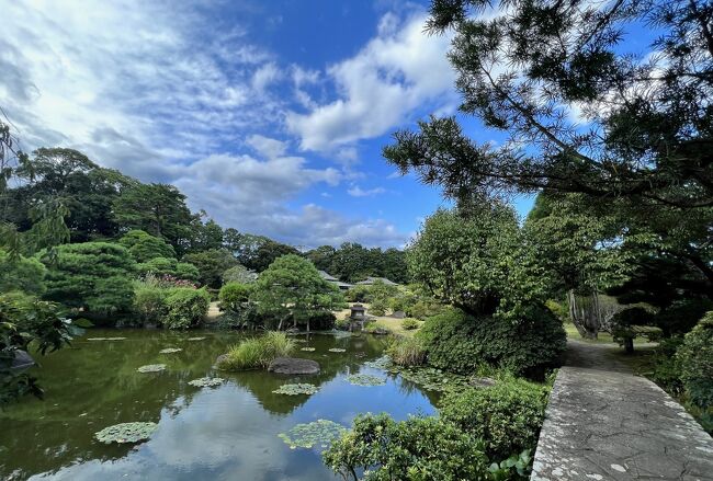 2023年８月の週末、酷暑の東京を脱出し、ぷらっと伊豆半島へ。<br /><br />今回は伊豆半島の付け根に位置する「伊豆の国市」周辺を巡っていくことにしますが、この暑さには敵わず、早々にこの日の宿である「伊豆長岡温泉」の老舗旅館「三養荘」へと向かい、ゆっくりとした時間を過ごすことに。<br /><br />約3000坪の広大な日本庭園、伊豆長岡温泉のやわらかなお湯、そして伊豆の海の幸と山の幸を取り入れたお料理と、大満足のステイとなりました。<br /><br /><br />〔酷暑の東京を脱出し、ぷらっと伊豆半島へ（2023年８月）〕<br />●１日目：伊豆長岡温泉・三養荘ステイ【この旅行記】<br />●２日目：伊豆パノラマパーク／韮山反射炉／三嶋大社（一之宮）<br />　https://4travel.jp/travelogue/11847970<br /><br />〔プリンスホテル系列・ホテル宿泊記〕<br />●ザ・プリンスパークタワー東京：https://4travel.jp/travelogue/11708664<br />●ザ・プリンスさくらタワー東京：https://4travel.jp/travelogue/11713483<br />●ザ・プリンスギャラリー東京紀尾井町：https://4travel.jp/travelogue/11775133<br />●新横浜プリンスホテル：https://4travel.jp/travelogue/11742164<br />●ザ・プリンス箱根芦ノ湖：https://4travel.jp/travelogue/11727800