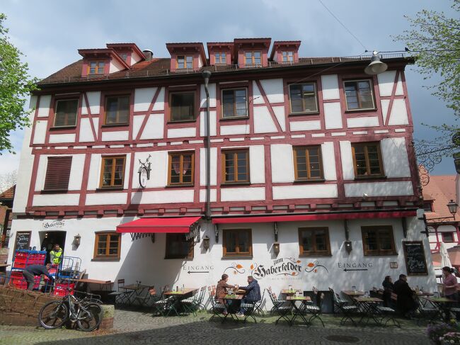 2023年５月2日（火）何度足を運んでも楽しいUlm　ウルムの街♪表紙のフォトは、水車があるレストランで、こちらで喉の渇きを潤わせて頂きました。<br />店名：Restaurant Zur Lochmühle<br />店内がとても素敵なのでぜひ！<br /><br />&lt;旅行日程＞<br />0426 羽田国際空港→Mainz<br />0427 Mainz→Metzingen(Wurtt) →Dettingen → Bad Urach→<br />　　　　Tubingen←▲NG DB遅延で行けず、Mainz　マインツに戻る<br />0428　Mainz→Ladenburg→Weinheim→Heppenheim ←▲NG DB遅延<br />0429　Mainz→Rudesheim(Rhein)→Alsheim<br />0430　Mainz→Munchen　移動<br />0501 Munchen →Starnberg→Tutzing→Murnau→Weilheim→Munchen<br />★0502 Munchen →Gunzburg→Ulm→Giengen<br />0503　Munchen→ Freising<br />0504　Munchen →Hannover　移動<br />0505　Hannover →Lübeck→Hamburg<br />0506 Hannover →Bad Sooden-Allendorf　→Hann Münden→Witzenhausen Nord<br />0507 Hannover →Wernigerode→Quedlinburg→Goslar<br />0508　Hannover →Rinteln→Hameln→Hildesheim→Elze(Han)<br />0509　Hannover →Paderborn→Höxter→Holzminden<br />0510　Hannover →Mainz→Bachrach　移動<br />0511　Mainz→Cochem→Koblenz<br />0512 Mainz→Bad Wimpfen→Heidelberg<br />0513　Mainz→Köln<br />0514　Mainz→Limburg→Idstein<br />0515　Mainz<br />