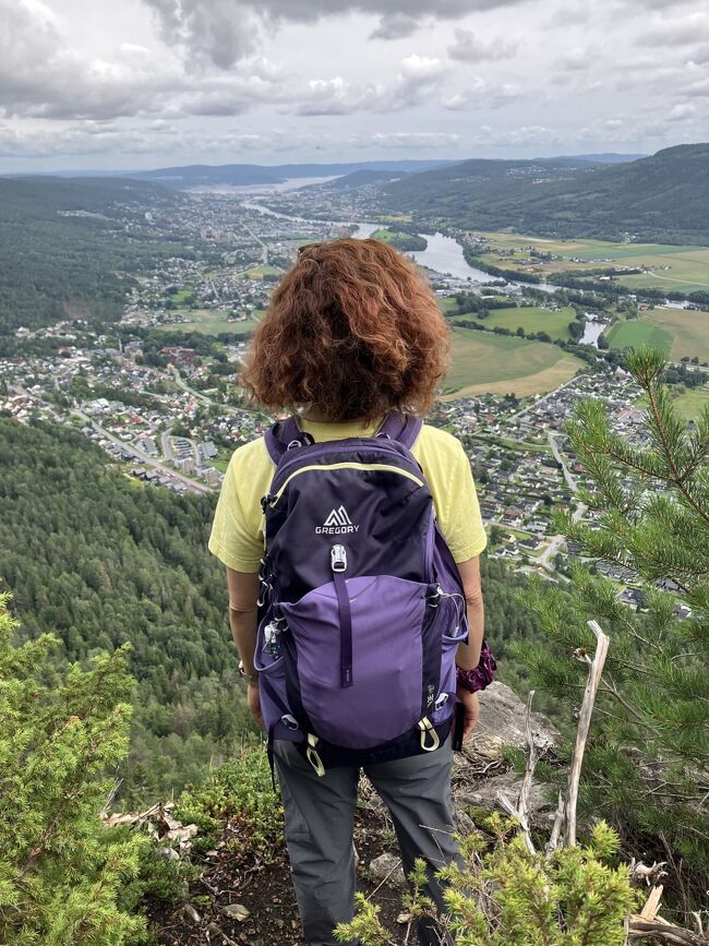 今年の夏もこどもたちが夏休みの１か月間、ノルウェーの実家で過ごすことに。私は基本リモートワークで、QPもリモートワーク＆休暇で。前半は実家でのんびり過ごし、後半は北欧内を旅行します。<br /><br />夏の航空券も高騰していて、7/24発、8/23帰りのトルコ航空でも家族４人で約83万円。高いけど、これでもなるべく安いチケットを探した結果、イスタンブール乗り継ぎ長めで前泊、後泊することに。<br /><br />日本時間になるべく合わせて午前４時からお昼くらいまでの勤務なので、午後は自由時間！リモートワーク2週目は、ハイキングしたり、誕生日パーティー、餃子パーティーをしたり。週後半は悪天候Hansに見舞われ、洪水の危機。<br /><br />8・10歳児連れ、夏の長期ノルウェー帰省①出発～イスタンブール乗り継ぎ編<br />https://4travel.jp/travelogue/11842794<br /><br />8・10歳児連れ、夏の長期ノルウェー帰省②リモートワーク１週目・ブルーベリー狩りなど<br />https://4travel.jp/travelogue/11843404