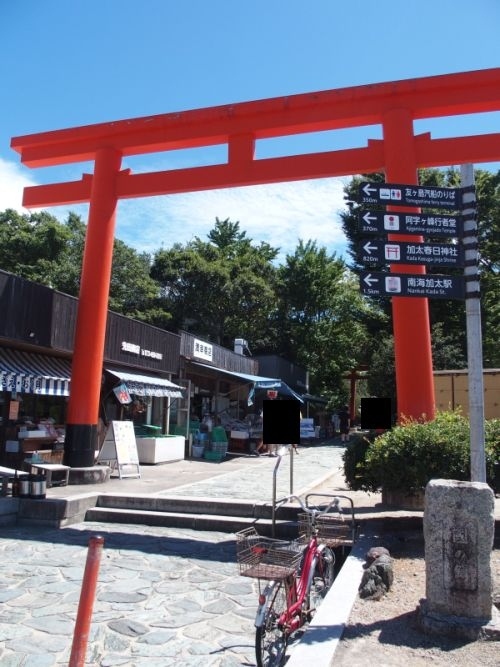 和歌山市の北西、紀淡海峡に面したところにある港町の加太。南海加太線で気軽に行くことができます。<br />古くからの歴史があり、人形供養で有名な淡嶋神社などがあり、沖には要塞跡で知られる友ヶ島もあります。夏は海水浴場でも人気があります。<br />真夏で暑い中、加太に1泊して歩いてまわってきました。和歌山市の中心部からはもちろん、大阪からもアクセスが良く、それでいて歴史や海など自然が感じられる、とてもいい町でした。