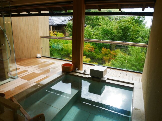 突然ですが春に出産しまして。<br />息子誕生により気軽にフラッとお出かけが難しくなってしまいました。<br />暑さもあって引きこもりがちな日々だけど、でもでも夏はやっぱりどっか行きたい。<br />乳児連れでも旅行したい。<br /><br />乳児連れ旅行について情報収集したところわかったのは<br /><br />・6か月未満は母親の免疫が残っているので熱出しにくい<br />・はいはいする前なら動かないから基本荷物扱いで気が楽<br />・離乳食前なら荷物は少な目で済む<br />・ハイクラスホテルは赤ちゃんグッズ貸出し豊富で宿泊しやすい<br /><br />免疫云々は海外旅行の話というか、バックパッカー情報なので国内旅行ならあまり関係ないのかもしれませんが。<br />はいはい前・離乳食前のが楽?じゃあ今行った方がいいってことね?<br />それならどっか行かないと損じゃん?<br />ていうか夏なのにどこも行かないなんて無理無理!<br /><br />とはいえ観光はこの猛暑の中じゃ避けたほうがいいかなあ。<br />ホテルステイもいいけどもうちょっと遠出したいなあ…<br />ということで近場の温泉メインの旅行に決定。<br />旅館選びはミキハウスが認定しているウェルカムベビーの宿の中から探すことに。<br />と言ってもいかにも子連れゲストメインです!ってところじゃなくて、<br />大人もゆったりくつろげるところがいいな~<br /><br />というわけでお料理が美味しそう&部屋に露天風呂ついてる湯河原の阿しか里に決定しました。<br />8か月ぶりの湯河原温泉です。<br /><br />前回の湯河原旅行はこちら↓ふきや宿泊。今回の旅行のご近所です。<br />https://4travel.jp/travelogue/11800010