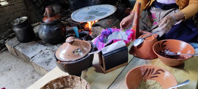 2023年6月9日～25日までのメキシコ15日間駆け足旅行<br /><br />オアハカ州からチアパス州へ移動<br />オアハカーチアパス間を飛んでいたインテルジェット航空(Interjet)がコロナ禍で潰れてしまっていたため、アエロメヒコ航空で一旦乗り継ぎのためにメキシコ・シティに戻り、シティから同じくアエロメヒコ航空でトゥクストラ・グティエーレスへ。トゥクストラ・グティエーレスの空港からサンクリストバル・デ・ラスカサスまでは空港コレクティーボ(ミニバス)で移動。シティまでは予定通りお昼過ぎに到着したものの、トゥクストラ・グティエーレス行きの飛行機が結局５時間も遅延し、サンクリストバル・デ・ラスカサスに到着したのは既に夜になってしまった。オアハカーチアパス間の夜行バスはたとえ一等でも危険回避のため却下。<br /><br />サンクリストバル・デ・ラスカサスの町は、よく言えば素朴、悪く言えばちょっと寂れた感のある印象。個人的には後者を強く感じた。そしてオアハカ以上に先住民が多い町だけれど、彼らの多くの生活は決して楽ではなさそうに見受けられ、時に目の鋭い子供も見かけたりと、先住民達の現実を目の当たりにした町だった。<br /><br />滞在中、サンファン・チャムラ村とシナカンタン村現地ツアーに参加。<br /><br />旅程：<br />6/9  パリ発ーシティ着　エアフランス利用　<br />6/9 - 6/12  メキシコ・シティ３泊   　　　　<br />6/12 - 6/15  オアハカ州：オアハカ３泊<br />6/15 - 6/19  チアパス州：サンクリストバル・デ・ラス・カサス２泊、パレンケ２泊　　　←今ココ<br />6/19 - 6/20  タバスコ州：ヴィラヘルモサ1泊（乗り継ぎのため）<br />6/20 - 6/24  ユカタン半島：テオティワカン１泊、ウシュマル１泊、ヴァヤドリッド１泊、トゥルム１泊<br />6/24 - 6/25  機内泊　カンクン発ーパリ着　エアフランス利用<br /><br /><br />