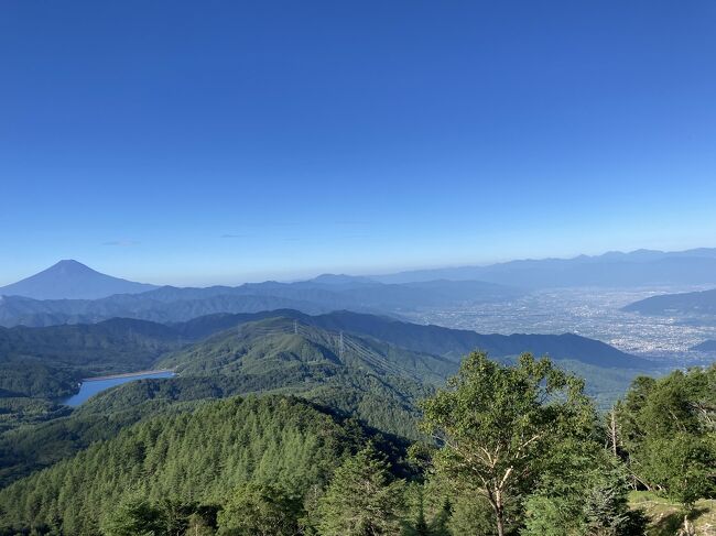 今回の旅行記は、山梨県と群馬県のアクティビティーを楽しみ尽くすと言うのコンセプトにして作ってみました。<br />1日目には朝3時から車で移動し大菩薩嶺に登り、その後はペンションに泊まり、2日目は白糸の滝や鬼押出し園、群馬に移動し、草津温泉に入ったり、湯畑を見たりして水上のほうに行って、キャンプ場でキャンプをしました。3日目にはラフティングをして、高崎のほうに移動し、ドーミーイン高崎に宿泊しました。<br />山梨では山に登り群馬ではキャンプをしたり川を下りとても充実した旅行になったので、ぜひ最後までご覧ください