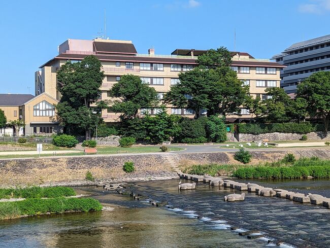 京都１泊目の宿は鴨川べりに建つKKR京都くに荘。<br />京都御苑から近い事と大浴場があることが決め手となり、予約を入れた次第。<br />大通りから１本裏に入った閑静な場所ゆえ、京都の市街地にあるとは思えぬ静けさ。<br /><br />２日目の午前中は元離宮二条城を見学。<br />これまた高校の修学旅行以来39年ぶり！(笑)<br />あの頃と異なるのは、客層。<br />コロナ禍３年半のブランクは何処へ？と思う程、海外からの観光客で京都の街は賑わっている。<br />しかも朝から耐えられないくらいの暑さに包まれた京都での観光。<br />無理は禁物！<br />しっかり水分補給をすることと、決して焦らず観光することを心がけて、さぁ出発！