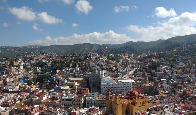 2023年の夏休みはメキシコのグアダラハラとグアナファトの２都市に行ってきました。<br />以前から行きたかった世界遺産の街グアナファトに行ってきました。<br />グアナファトの絶景が見えるホテルに宿泊し、景色を堪能してきました。<br />行ったところ、見た物、食べた物の記録です。<br /><br />こちらの旅行記は〇の箇所です。<br />　2023年８月11日　NH106　羽田→ロサンゼルス<br />　2023年８月11日　Y4919　ロサンゼルス→グアダラハラ<br />〇2023年８月12日　ETNバス　グアダラハラ→グアナファト<br />〇2023年８月13日　ETNバス　グアナファト→グアダラハラ<br />　2023年８月14日　Y4344　グアダラハラ→ロサンゼルス<br />　2023年８月15日　NH105　ロサンゼルス<br />　2023年８月16日　　　　　　→羽田<br />　宿泊ホテル：ホリデイ イン グアダラハラ<br />　　　　　　　ホテル バルコン デル シエロ（グアナファト）<br />　　　　　　　ホテル レアル マエストランサ（グアダラハラ）