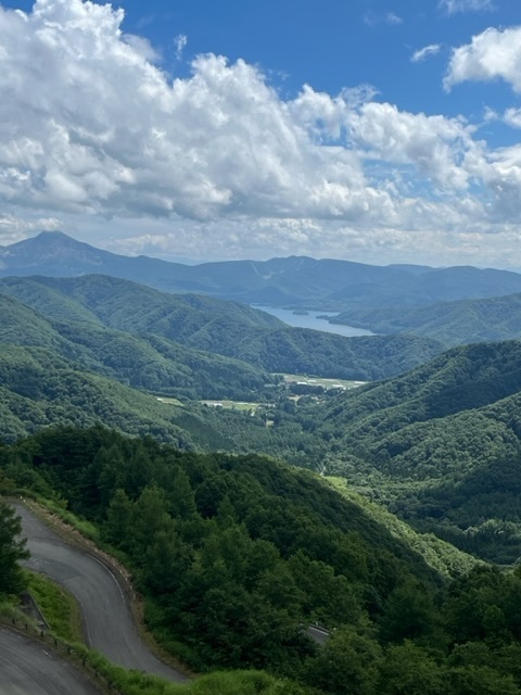 磐梯山エリア、景色の良い観光道路あるのはチェックしてて行きたいなと思いつつどうにも行きづらいのが一つ。それが西吾妻スカイバレー。<br />山形まで行っちゃうと（気分的に）帰ってくるのつらいじゃん！じゃあ山形からの帰りに通ってみれば良いのだ！<br />https://www.urabandai-inf.com/?page_id=25027