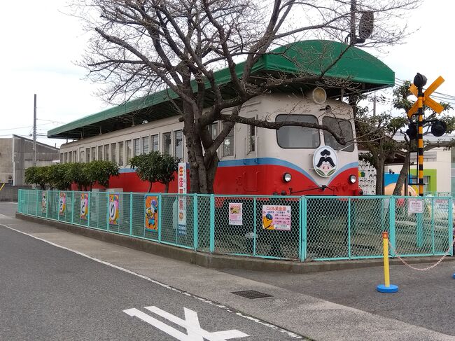 岡山市南区のあるバス停の近くにある保育園に、かつて大元から岡山港までを結んでいた岡山臨港鉄道の気動車が静態保存されています。<br />見るとどうやら、保育園の施設としても活用されている模様です。<br /><br />今回は、岡山臨港鉄道７００３型気動車の状況をお伝えします。<br /><br />場所は、岡山市南区の三浜町バス停近くです。<br />住宅街の中の保育園。<br />それ自体はそう珍しいものでもないですが、赤と白のツートンカラーのこんな気動車がいると、いささかならず目を引きます。<br />大通りから少し入ったところにありますが、それでも、大通りからもちらっと、この先頭部分と踏切（！）が見えます。