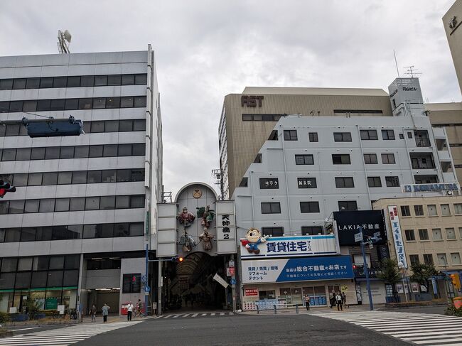旅行3日目のディナー。<br />軽く一杯やった後なのでラーメン屋にしよう。<br />「小麦生まれ、麺育ち」<br /><br />清潔感ある明るい雰囲気。<br />ビールとおつまみセット。<br />具が美味しいということはラーメンも期待できそう。<br /><br />クリアなスープの美味しいラーメン。<br />人気に納得。<br /><br />雨が降ってきたのでホテルに戻る。<br />京都→淡路島→大阪で疲れたので、早めに休もう。<br /><br />翌朝。<br />天神橋筋商店街方面で朝食にしよう。<br />梅田まで行けば別だが、意外と朝食を食べられる店は少ない。<br />久しぶりに牛丼もいいなと思い「すき家」に入った。<br /><br />朝だけど旅行だしビールを頂く。<br />タッチパネル式なので朝食メニューの中から、ネバ乗せ鯖焼きみなたいのをセレクトした。<br /><br />鯖の塩焼きとオクラ温玉。<br />ご飯にオクラと温玉と鰹節をかけて頂く。<br />美味しく朝食を頂いてホテルに戻る。<br /><br />少しだけ休んで空港に向かおう。<br />南森町から東梅田に出て、阪急梅田駅まで歩いて伊丹空港へ。<br /><br />空港で早めのランチ。<br />「美々卯」があったので、ここでうどんを食べよう。<br />優しい味のうどん。<br />こういったのが旅で食べ過ぎ飲み過ぎた胃に優しい。<br /><br />美味しくランチを頂いて東京に戻る。<br />少しハードなスケジュールだったが、楽しく名古屋関西旅行が楽しめた。<br />